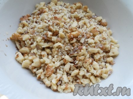 Орехи измельчить с помощью блендера или разместив между двумя листами бумаги прокатать скалкой.