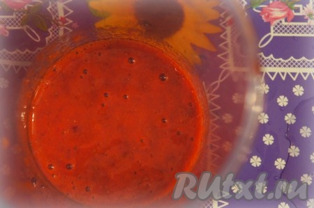 Ягоды измельчить с помощью погружного блендера.