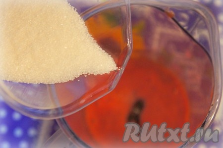 Добавить белки к ягодам. Небольшими порциями добавить (!) охлаждённый сахарный песок и взбивать содержимое ёмкости в течение 2-3 минут (в среднем).
