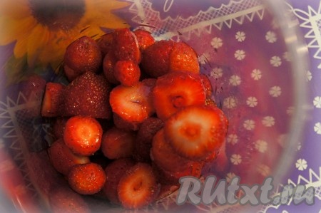 Ягоды промыть, обсушить, добавить в ёмкость для взбивания.