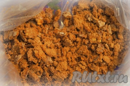 Пряники измельчить. Удобно использовать для этого полиэтиленовый пакет и скалку.