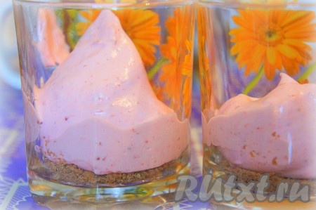 В сервировочные пиалы или стаканы выкладывать слоями измельчённые пряники и мусс из ягод, чередуя слои на собственное усмотрение.
