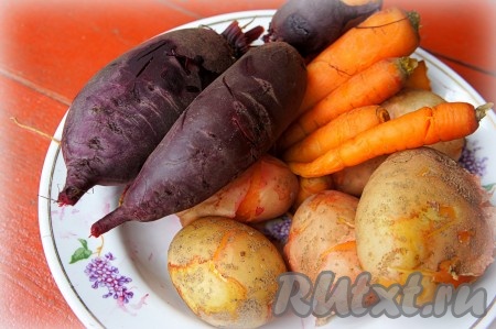 Свеклу, морковь и картофель отварить до готовности, остудить.

СОВЕТ 1. Овощи можно приготовить и другим способом, для этого их нужно вымыть, фольгу посыпать солью и завернуть овощи в фольгу и готовить в предварительно разогретой до 200–220 градусов духовке около 30-60 минут. Помните, что время приготовления зависит и от сорта овощей, и от их размера.