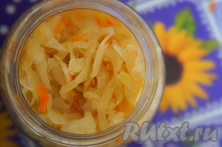 Квашеную капусту отжать (лишний сок нам не нужен в винегрете), нарезать. Добавить в салатник.
