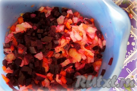 Свеклу, картофель, морковь очистить от кожуры, нарезать мелким кубиком и добавить к капусте.
СОВЕТ 2. Чтобы картофель и другие овощи не окрасились от свеклы и винегрет был приятного и аппетитного нежно розового цвета, первой нарезаем мелким кубиком свеклу и сразу заправляем её растительным маслом, перемешиваем, а далее уже занимаемся другими овощами для приготовления салата.