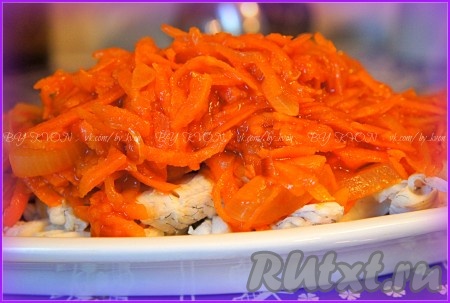 Рыбу выложить ровным слоем на блюдо. Сверху добавить маринад из моркови с луком и разровнять его по поверхности рыбы так, чтобы он полностью её покрывал. Охладить блюдо около 20-30 минут в холодильнике и подавать, украсив зеленью.
