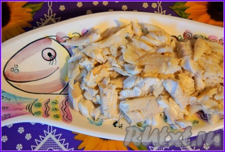 Приготовить рыбу заранее, освободив её от костей, кожи и т.д.