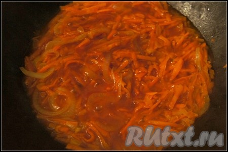 Лук нарезать полукольцами, морковь натереть на тёрке. Обжарить овощи на хорошо разогретой сковороде с добавлением небольшого количества растительного масла в течение 5 минут. Не забудьте периодически перемешивать овощи в процессе их приготовления. Добавить воду, томатную пасту, соль, сахар, перец, лавровый лист, перемешать. Убавить огонь, накрыть крышкой и готовить овощи ещё 10-15 минут.
