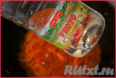 Добавить уксус, перемешать. Выключите огонь, накрыть получившийся маринад крышкой и дать ему немного остыть, он должен быть тёплым.
