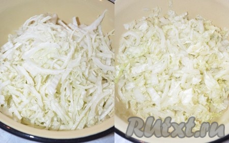 Пекинскую капусту порезать соломкой, помять с солью.
