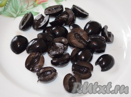 Маслины разрезать пополам.
