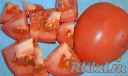 Помидор порезать небольшими кусочками.
