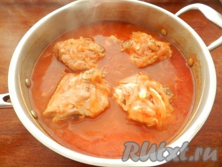 Вкусные и ароматные тушеные куриные бедра готовы.