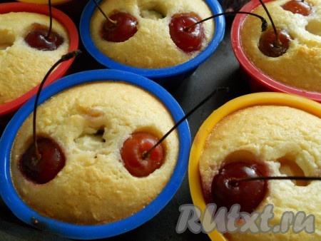 Духовку разогреть до 190 градусов. Выпекать манники до румяной корочки (20-30 минут). Готовность проверить деревянной шпажкой.