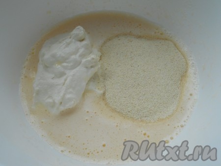 Хорошо взбить венчиком. Добавить манную крупу и мягкий сыр.