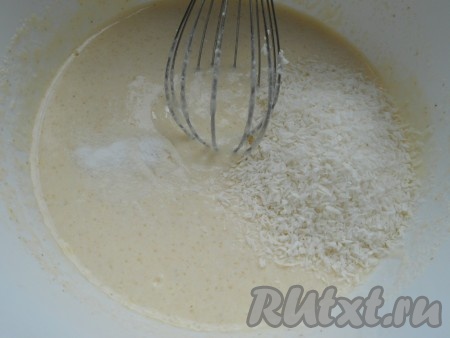 Всыпать кокосовую стружку и хорошенько все перемешать.