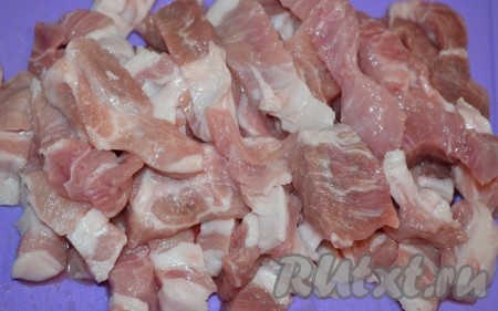 Мясо порезать тонкими полосками.
