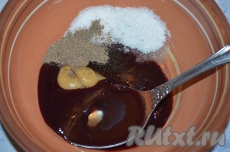 Приготовим маринад. Смешать ткемали, масло, соль, сахар, перец, горчицу.

