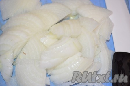 Лук режем полукольцами или четвертькольцами.