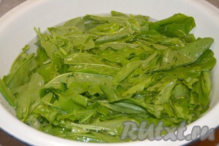 Затем промыть листья щавеля под проточной водой и снова замочить в чистой холодной воде. Можно переложить в тазик. Оставить еще на 10 минут.