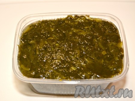 Листья щавеля переложить в контейнеры, остудить и убрать в морозилку.