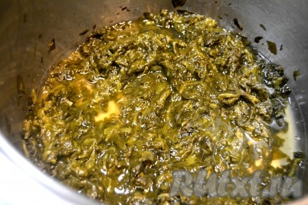 Через 5 минут можно выключить огонек. За это время листья щавеля дадут сок, уменьшатся в объеме.