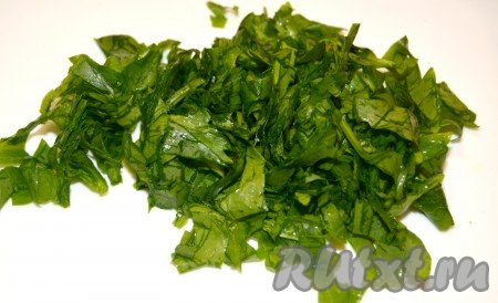 Теперь отжать листья щавеля от лишней воды и мелко нарезать.