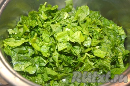 Нарезанный щавель сложить в кастрюлю. Кастрюлю со щавелем поставить на небольшой огонек, закрыть кастрюлю крышкой.