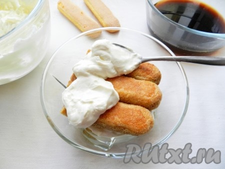 Сверху нанести слой крема. Затем снова выложить слой печенья, смоченного кофе.