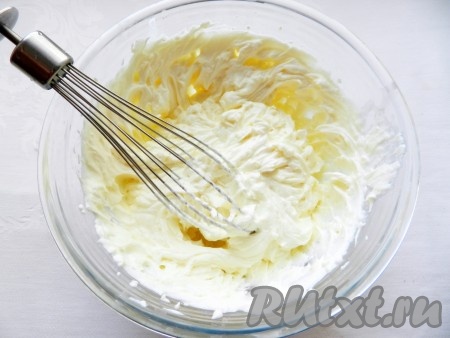 Сливки взбить с сахарной пудрой до густого состояния, соединить с маскарпоне и взбить вместе до однородности. Нежный крем для тирамису готов.
