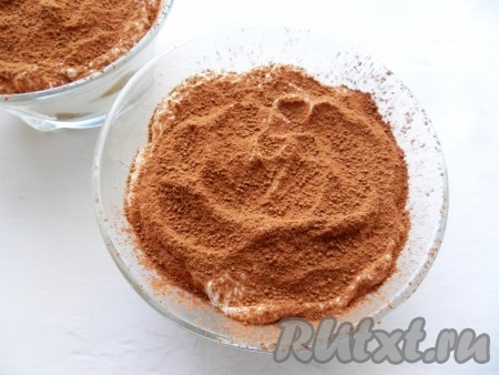 Сверху выложить слой крема и присыпать тирамису какао (через ситечко). Накрыть формы с десертом пищевой пленкой и убрать в холодильник на несколько часов.
