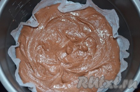 Застелить чашу мультиварки пергаментом, который должен покрывать и дно, и бока чаши, затем выложить тесто, равномерно распределить его.