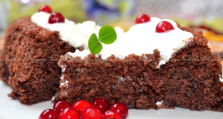 Закрыть крышку мультиварки, выставить режим "Выпечка" на 40 минут. По истечении этого времени у меня шоколадный кекс был готов. Но все мультиварки разные, поэтому продолжительность выпечки во многом зависит от вашей мультиварки. Готовность кекса проверьте, проколов его сухой деревянной шпажкой (если после прокалывания кекса шпажка останется сухой, значит доставайте кекс из чаши мультиварки, если же на шпажке будут следы теста, значит увеличьте время выпечки). Готовый кекс перевернуть на блюдо, дать остыть. А затем можно посыпать сахарной пудрой или украсить по своему желанию (я украсила творожным кремом). Вкусный, ароматный кекс, приготовленный с добавлением какао, станет отличным дополнением к чашечке чая или кофе.