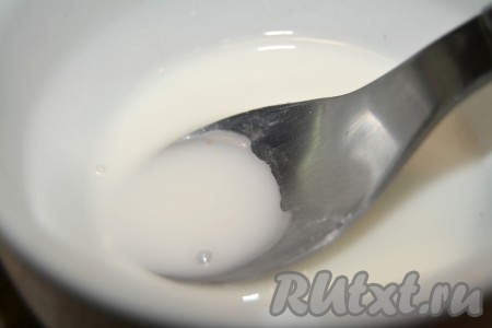 Развести его теплой водой, перемешать, чтобы не было комочков.