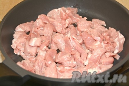 На сковороду налить растительное масло и  в горячее масло выложить кусочки свинины.