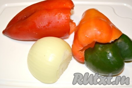 Приготовить перцы и репчатый лук.