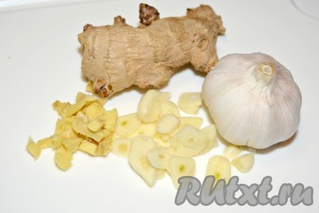 На другой сковороде (сотейнике) готовить соус. Чеснок нарезать на тонкие пластины, а имбирь почистить и измельчить.
