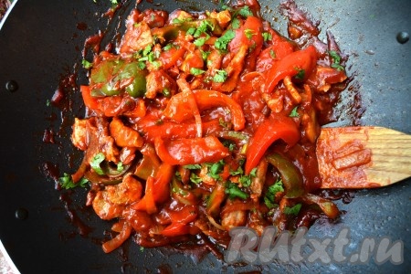 Перемешать, через 5 минут добавить кунжутное масло, зелень кинзы и свинина в кисло-сладком соусе готова.
