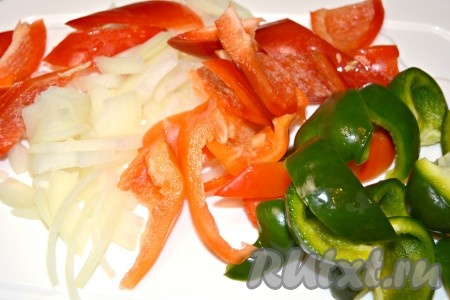 Нарезать перцы и лук довольно крупными кусками.