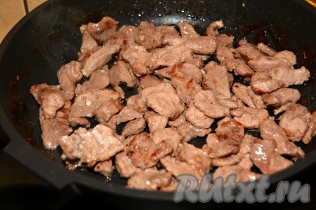 Обжаривать почти до полной готовности, изредка помешивая.