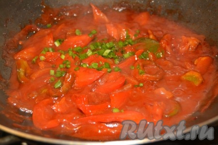 Добавить разведенный крахмал в сковороду с овощами, размешать.
