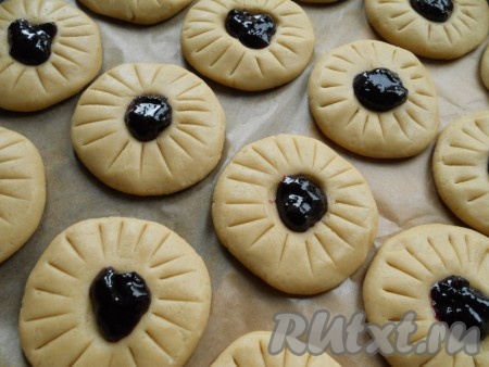 В углубления поместить по 0,5-1 чайной ложке (или по вкусу) джема. Ножом для красоты можно нарисовать "лучики" вокруг начинки.