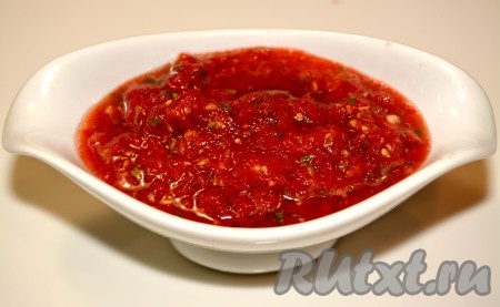 Сырая аджика способна улучшить вкус любого блюда. Ее можно использовать как готовый соус к мясу, курице, рыбе, а можно добавлять в виде приправы при готовке различных блюд.