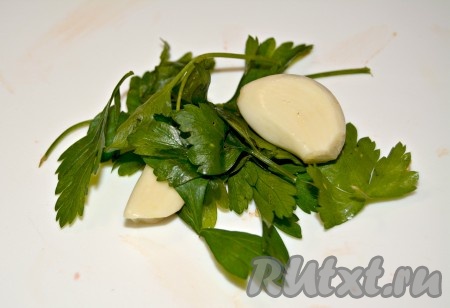 Чеснок очистить от шелухи. Зелень можно использовать подвядшую, на качестве аджики это не отразится.