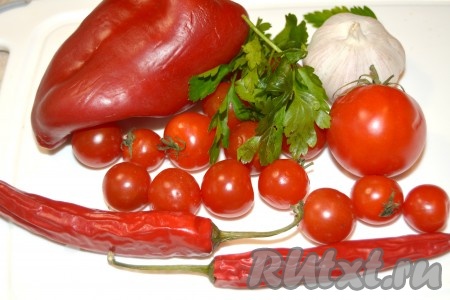 Приготовить необходимые продукты. Перцы лучше немного подвялить (разложив на столе на 2-3 дня), тогда аджика будет лучше храниться.