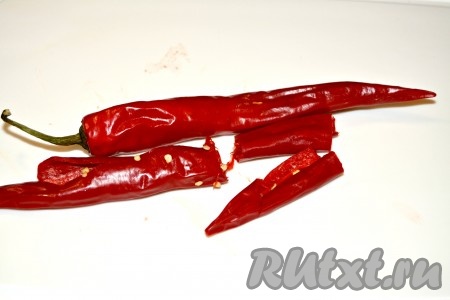 Острый перец можно использовать по-разному. Можно вытащить семечки и внутренние перегородки, тогда вкус аджики будет помягче. А кто любит поострее, то могут использовать острый перец целиком.