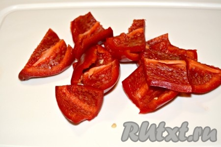 Сладкий перец крупно нарезать.