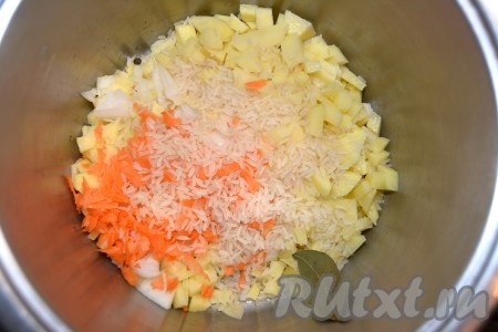 Сложить в кастрюлю нарезанные овощи, засыпать рис, не забыть положить соль, перец, лавровый лист. Залить холодной&nbsp; водой, довести суп до кипения, уменьшить огонек и варить 30-40 минут, пока все овощи с рисом&nbsp; не разварятся и не будут готовы.
