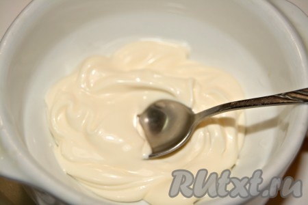 В мисочку положить майонез.