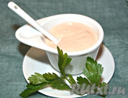 Переложить в соусник и можно сразу подавать на стол. Соус "1000 островов" станет прекрасным дополнением ко многим блюдам. Обязательно попробуйте его приготовить!
